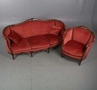 Röd vintagesoffa i sammet med tillhörande stol