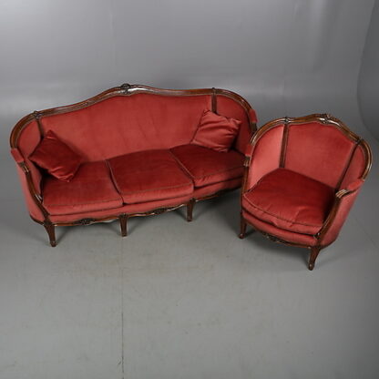 Röd vintagesoffa i sammet med tillhörande stol
