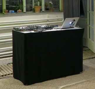 DJ-bord med dj-utrusning och laptop
