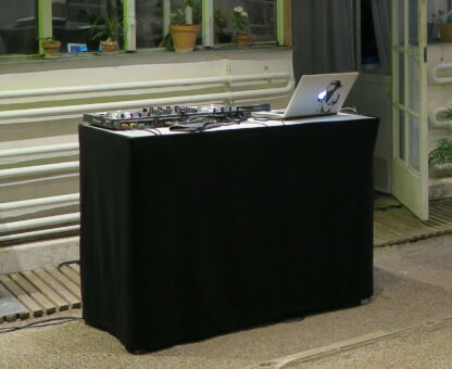 DJ-bord med dj-utrusning och laptop